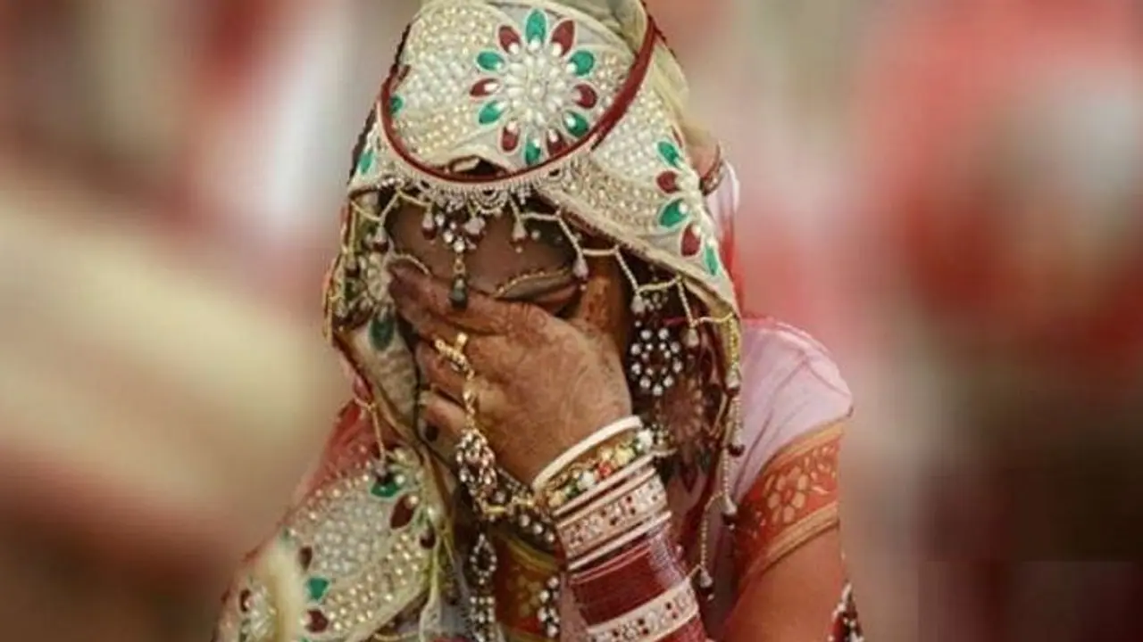 पति के कमरे में गई नई नवेली दुल्हन, अचानक सिर से गिरा wig, मच गया हंगामा पति के कमरे में गई नई नवेली दुल्हन, अचानक सिर से गिरा wig, मच गया हंगामा