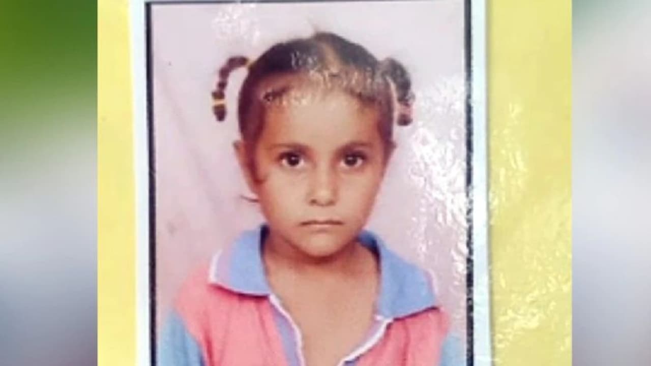 दुखद: 6 साल की मासूम पापा को पानी देने गई थी, लेकिन कुत्तों ने किया अटैक, इतना नोचा कि हर अंग काट डाला दुखद: 6 साल की मासूम पापा को पानी देने गई थी, लेकिन कुत्तों ने किया अटैक, इतना नोचा कि हर अंग काट डाला