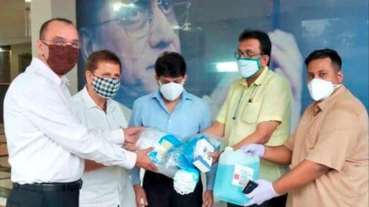 এবার কি দেবাঞ্জনের সঙ্গে ক্রিকেট যোগ, ভুয়ো ভ্যাকসিনম্যান মাস্ক স্যানিটাইজার দিয়েছিল সিএবি তে