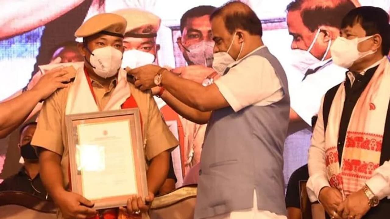 होमगार्ड के जवान के काम से खुश होकर सीएम ने बनाया पुलिस कांस्टेबल, ठुकरा दी थी करोड़ों की रिश्वत होमगार्ड के जवान के काम से खुश होकर सीएम ने बनाया पुलिस कांस्टेबल, ठुकरा दी थी करोड़ों की रिश्वत