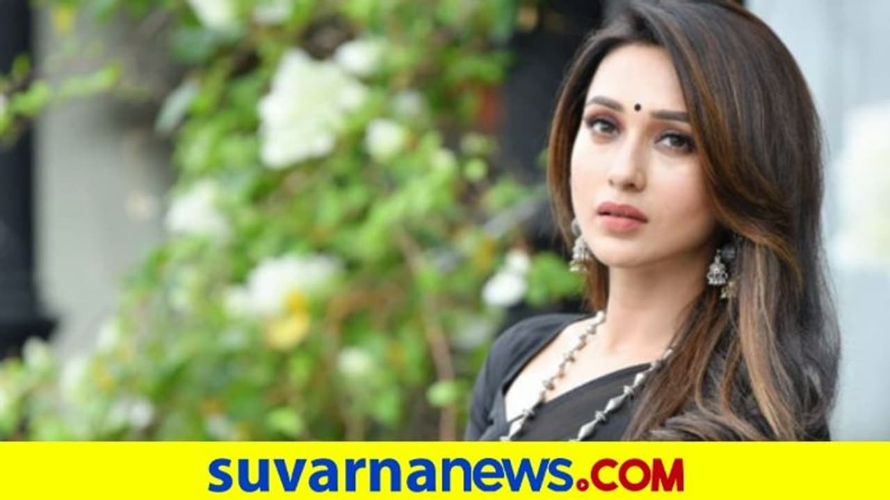 ಫೇಕ್ ಕ್ಯಾಂಪ್ನಲ್ಲಿ ಲಸಿಕೆ ಹಾಕಿಸ್ಕೊಂಡಿದ್ದ ನಟಿ, ಸಂಸದೆಗೆ ಅನಾರೋಗ್ಯ ಫೇಕ್ ಕ್ಯಾಂಪ್ನಲ್ಲಿ ಲಸಿಕೆ ಹಾಕಿಸ್ಕೊಂಡಿದ್ದ ನಟಿ, ಸಂಸದೆಗೆ ಅನಾರೋಗ್ಯ