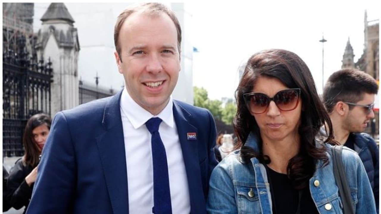 കൊവിഡ് മാനദണ്ഡം ലംഘിച്ച് സഹായിയെ ചുംബിച്ചു; ബ്രിട്ടനില് മന്ത്രി പുറത്ത് കൊവിഡ് മാനദണ്ഡം ലംഘിച്ച് സഹായിയെ ചുംബിച്ചു; ബ്രിട്ടനില് മന്ത്രി പുറത്ത്