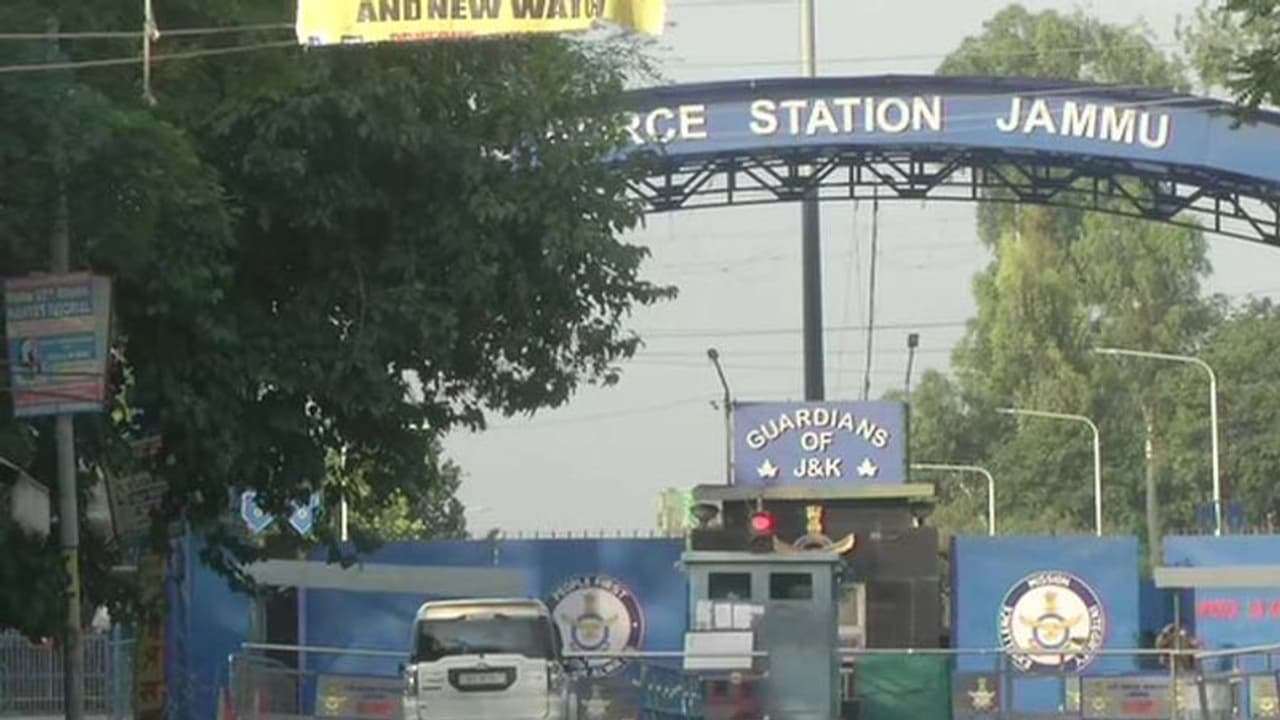 जम्मू: एयरफोर्स स्टेशन पर पहली बार पाकिस्तान से आए ड्रोन से हमला, संदिग्ध से पूछताछ