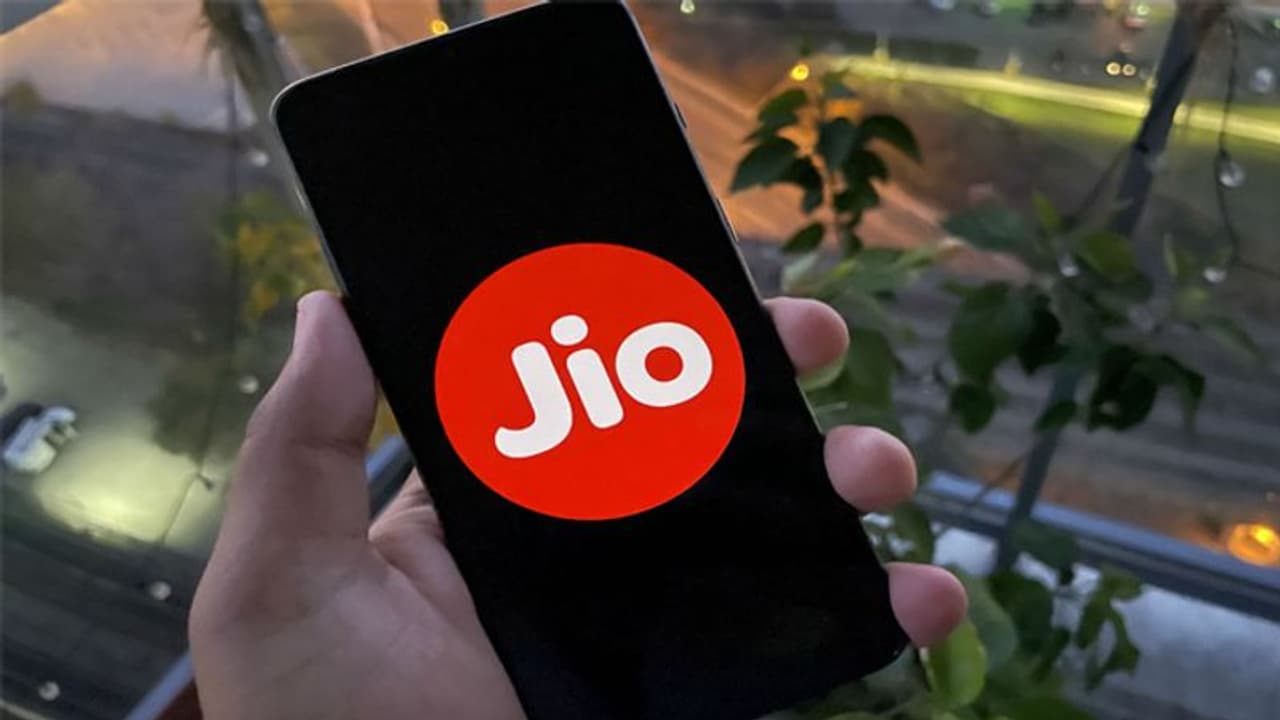 Jio का धांसू ऑफर साल भर फ्री कॉलिंग और 1,095GB डेटा वाला शानदार प्लान, जानें डीटेल्स Jio का धांसू ऑफर साल भर फ्री कॉलिंग और 1,095GB डेटा वाला शानदार प्लान, जानें डीटेल्स
