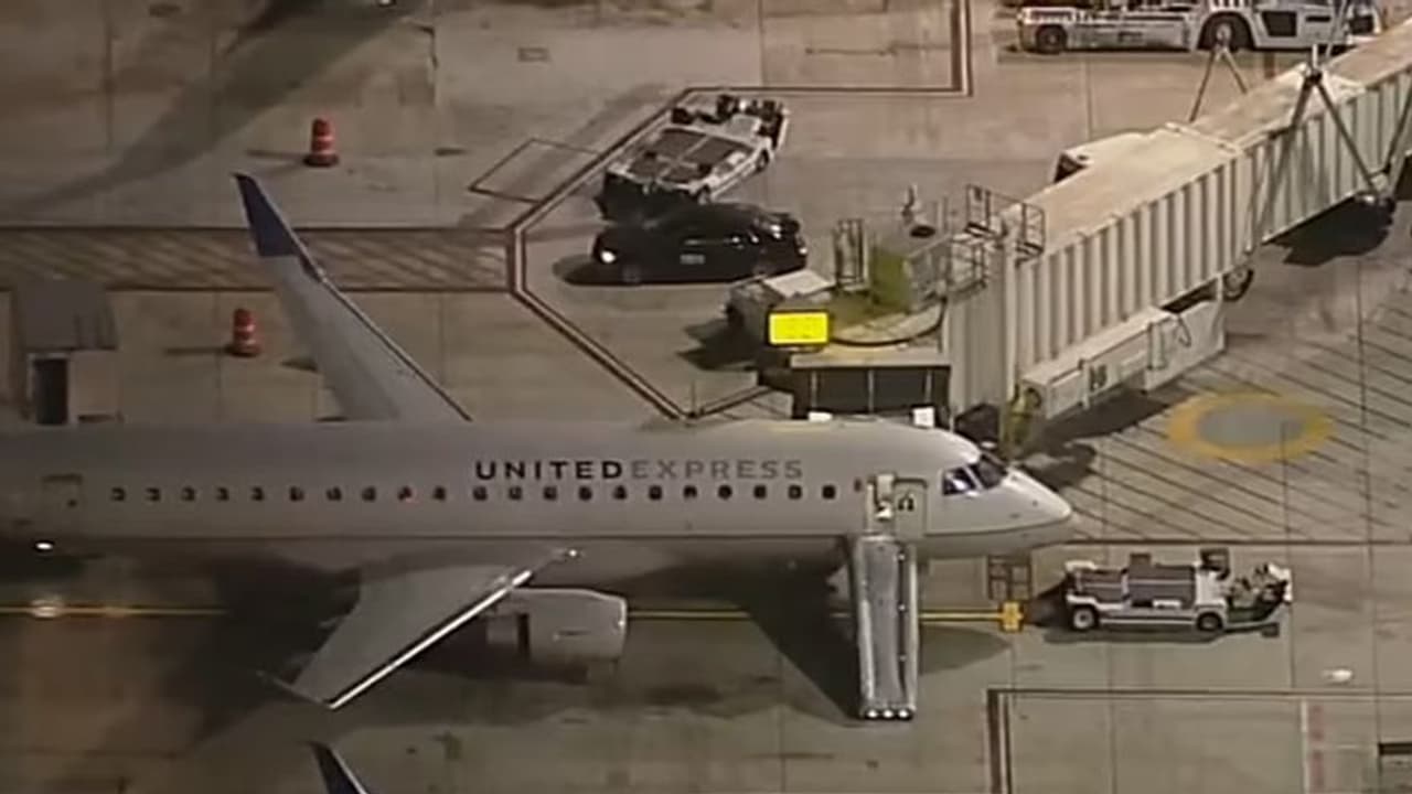 यात्री चलते विमान से कूद गया, एयरपोर्ट अधिकारी ने बताया, कूदने से पहले कॉकपिट में तोड़फोड़ की पूरी कहानी यात्री चलते विमान से कूद गया, एयरपोर्ट अधिकारी ने बताया, कूदने से पहले कॉकपिट में तोड़फोड़ की पूरी कहानी