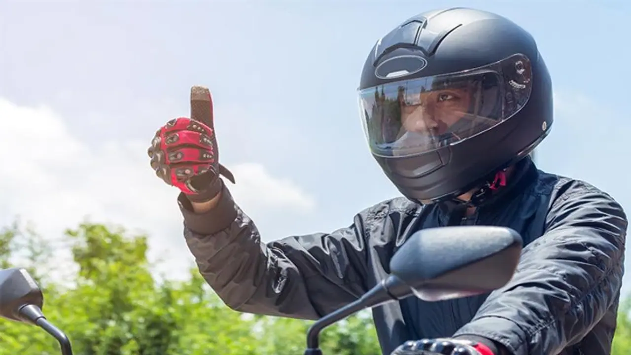 ஹெல்மெட் போட்டாலும் இதை செய்யுங்க.. இல்லைனா அபராதம் தான் மக்களே.. உஷார்.!! ஹெல்மெட் போட்டாலும் இதை செய்யுங்க.. இல்லைனா அபராதம் தான் மக்களே.. உஷார்.!!