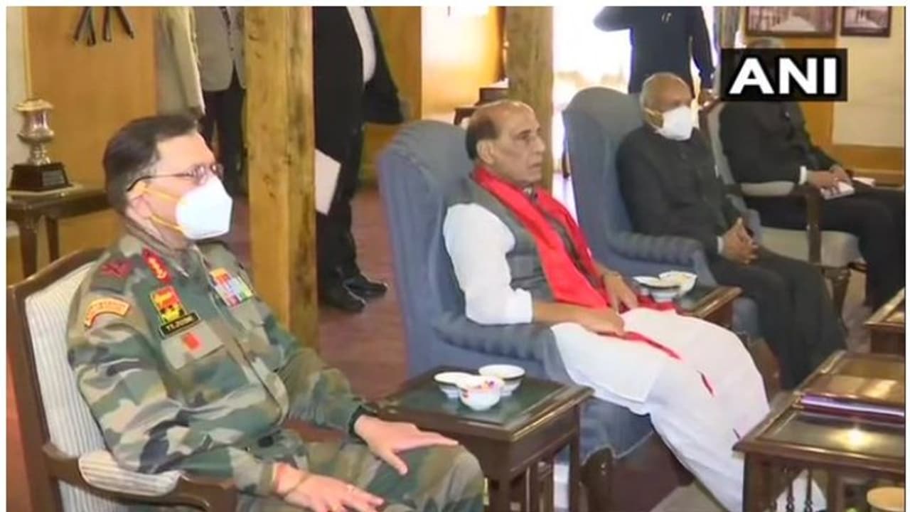 তিন দিনের লাদাখ সফরে রাজনাথ সিং, চিনের বিরুদ্ধে অবস্থানরত ভারতীয় সেনার মনোবল বাড়ানোই লক্ষ্য তিন দিনের লাদাখ সফরে রাজনাথ সিং, চিনের বিরুদ্ধে অবস্থানরত ভারতীয় সেনার মনোবল বাড়ানোই লক্ষ্য