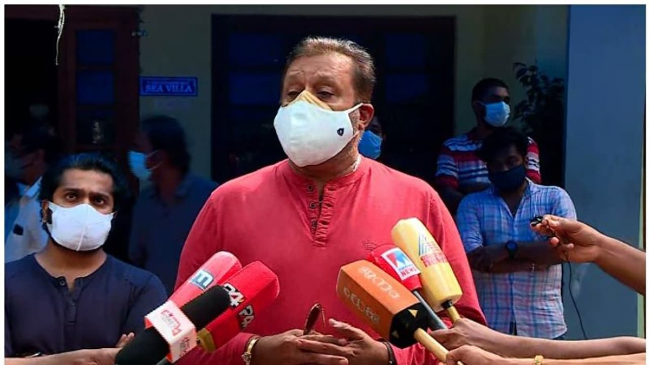 'സ്ത്രീധനത്തിനെതിരെ സംവിധാനം വേണം, പ്രധാനമന്ത്രിയെ കണ്ട് കാര്യം ധരിപ്പിക്കും'; വിസ്മയയുടെ വീട്ടിൽ സുരേഷ്ഗോപി 'സ്ത്രീധനത്തിനെതിരെ സംവിധാനം വേണം, പ്രധാനമന്ത്രിയെ കണ്ട് കാര്യം ധരിപ്പിക്കും'; വിസ്മയയുടെ വീട്ടിൽ സുരേഷ്ഗോപി