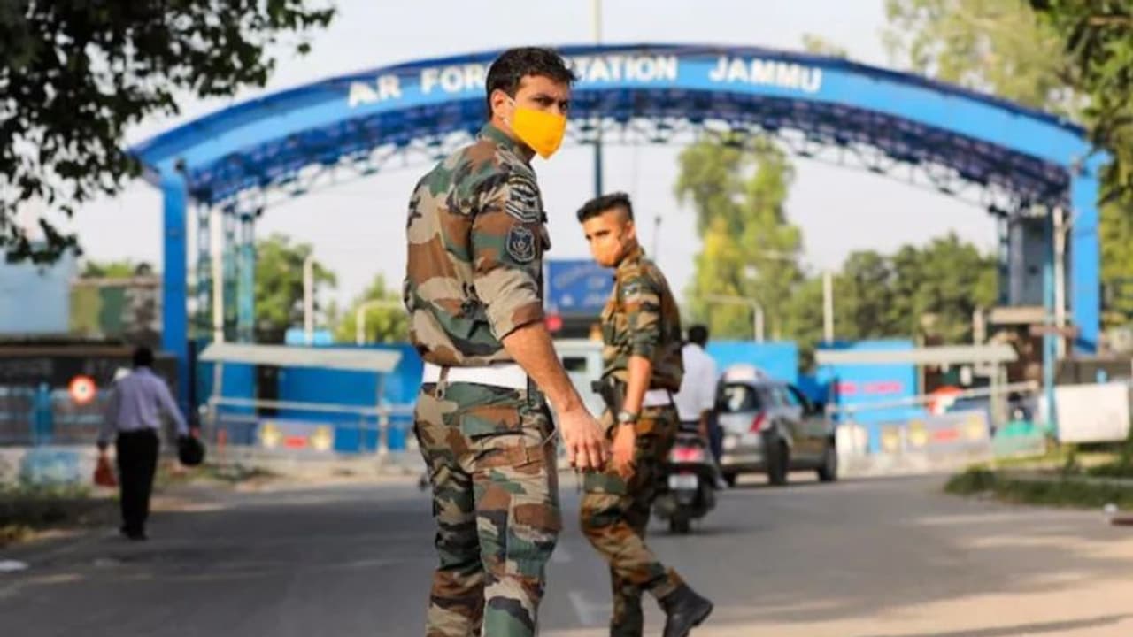 লস্করের বড় মাথা শ্রীনগর পুলিশের জালে, জঙ্গি নেতার গ্রেফতারেই সাফল্য দেখছে প্রশাসন লস্করের বড় মাথা শ্রীনগর পুলিশের জালে, জঙ্গি নেতার গ্রেফতারেই সাফল্য দেখছে প্রশাসন