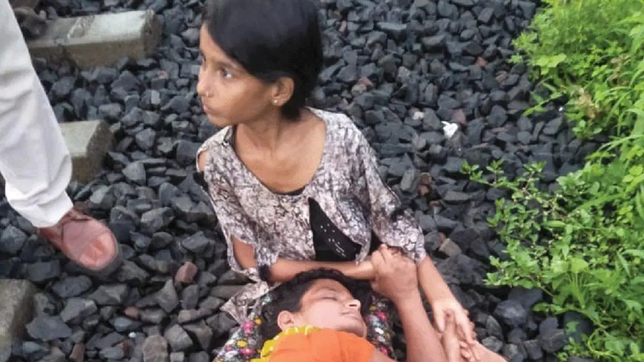 मां को मौत के दरवाजे से बचा लाई 12 साल की बहादुर बेटी, ट्रेन के सामने हो गई खड़ी..तभी आ गई मासूम