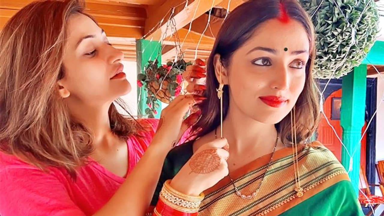 मांग में सिंदूर और मंगलसूत्र में दिखी यामी गौतम, शादी के बाद नई नवेली दुल्हन के लिबास में बहन ने शेयर की फोटो मांग में सिंदूर और मंगलसूत्र में दिखी यामी गौतम, शादी के बाद नई नवेली दुल्हन के लिबास में बहन ने शेयर की फोटो