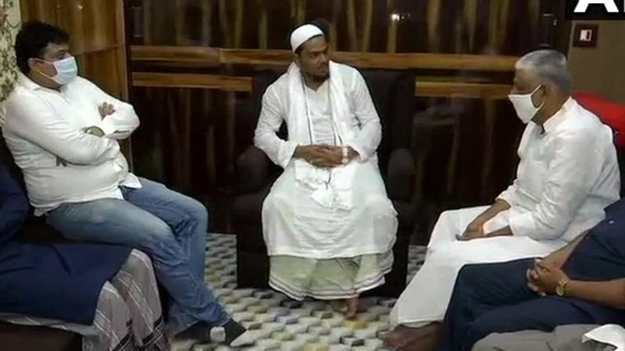 ফুরফুরায় আব্বাসের সঙ্গে বৈঠক, আব্দুল মান্নান বললেন 'সনিয়ার নির্দেশেই চলেন তিনি' ফুরফুরায় আব্বাসের সঙ্গে বৈঠক, আব্দুল মান্নান বললেন 'সনিয়ার নির্দেশেই চলেন তিনি'