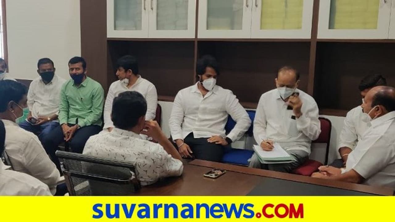 ಜೆಡಿಎಸ್ ಪ್ರತಿಭಟನೆಗೆ ಬ್ರೇಕ್: ನಿಖಿಲ್ ಕುಮಾರಸ್ವಾಮಿ ಆಕ್ರೋಶ ಜೆಡಿಎಸ್ ಪ್ರತಿಭಟನೆಗೆ ಬ್ರೇಕ್: ನಿಖಿಲ್ ಕುಮಾರಸ್ವಾಮಿ ಆಕ್ರೋಶ