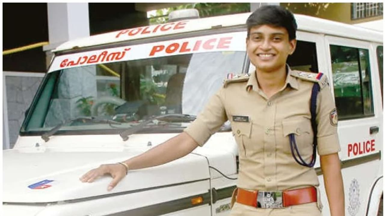 ആനിയുടെ ആഗ്രഹത്തിന് ശരിവച്ച് സർക്കാർ; വര്ക്കലയിൽ നിന്ന് എറണാകുളം സെൻട്രൽ സ്റ്റേഷനിലേക്ക് സ്ഥലംമാറ്റം ആനിയുടെ ആഗ്രഹത്തിന് ശരിവച്ച് സർക്കാർ; വര്ക്കലയിൽ നിന്ന് എറണാകുളം സെൻട്രൽ സ്റ്റേഷനിലേക്ക് സ്ഥലംമാറ്റം