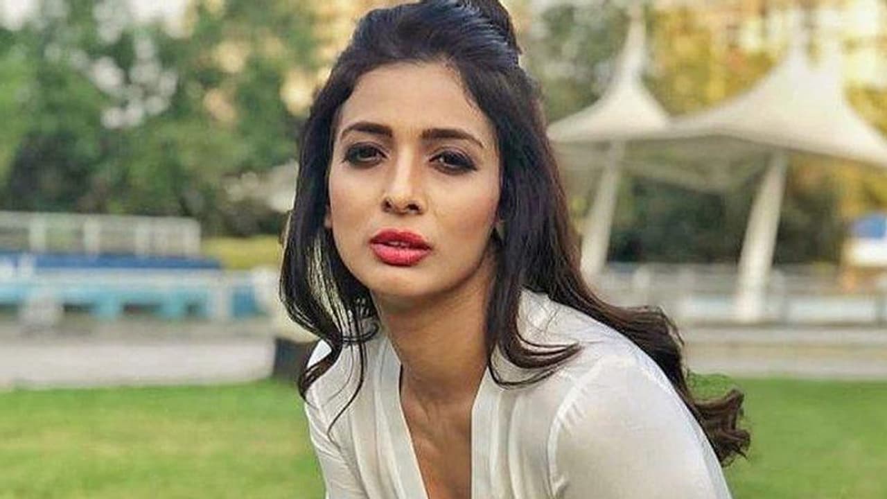 मलाइका अरोड़ा जैसी दिखने वाली इस एक्ट्रेस को ड्रग्स पार्टी करना पड़ा भारी, पुलिस ने किया अरेस्ट मलाइका अरोड़ा जैसी दिखने वाली इस एक्ट्रेस को ड्रग्स पार्टी करना पड़ा भारी, पुलिस ने किया अरेस्ट