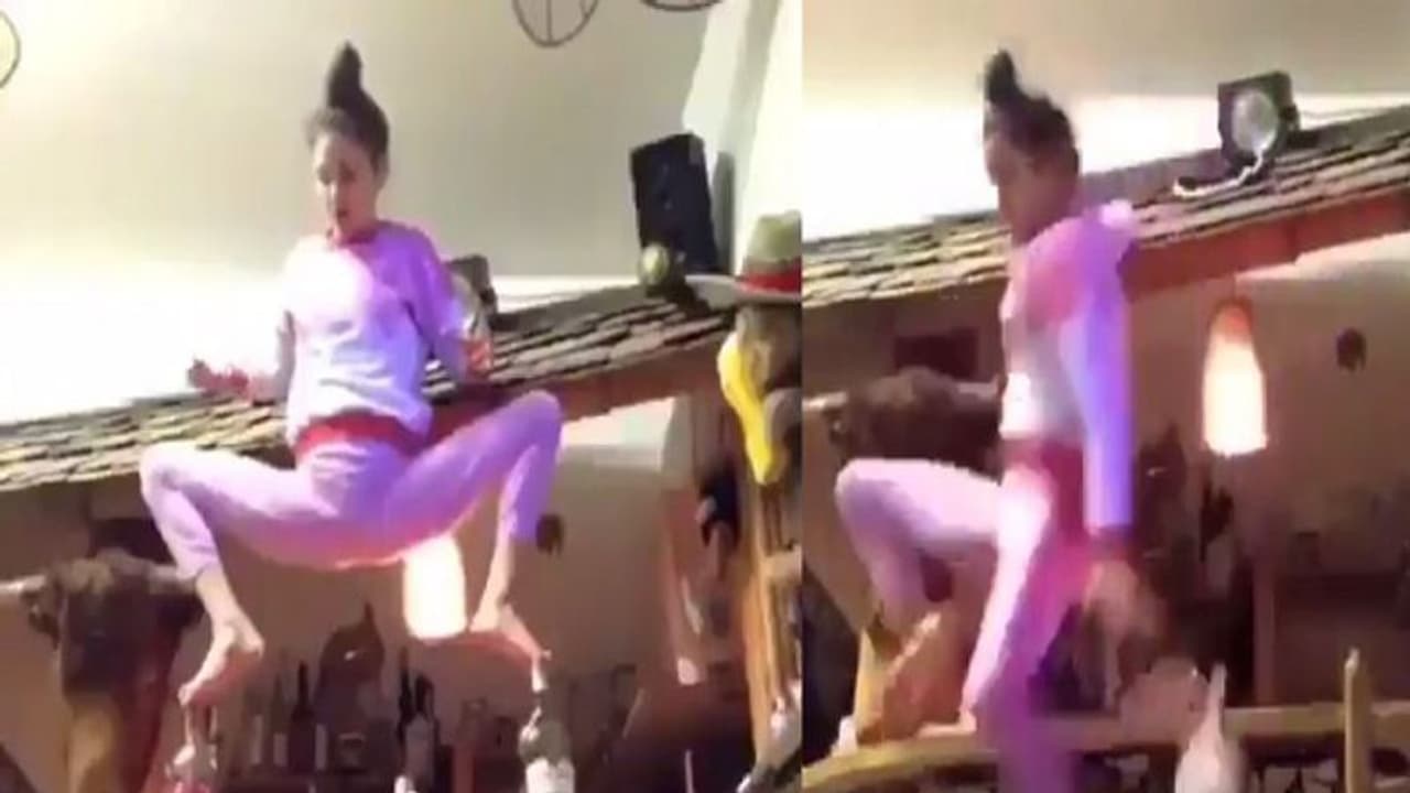 మందుబాటిళ్ల మీద యోగా.. దేవతాఫోజు పెట్టబోయి... మందుబాటిళ్ల మీద యోగా.. దేవతాఫోజు పెట్టబోయి...