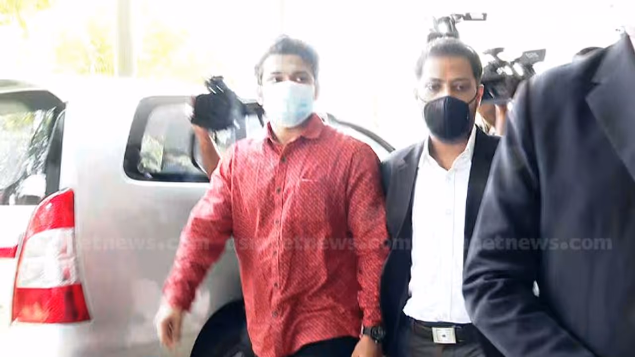 കരിപ്പൂർ സ്വർണക്കടത്തിൽ അർജുൻ ആയങ്കിയെ ഇന്ന് കോടതിയിൽ ഹാജരാക്കും; 10 ദിവസത്തെ കസ്റ്റഡി അപേക്ഷനൽകാൻ കസ്റ്റംസ് കരിപ്പൂർ സ്വർണക്കടത്തിൽ അർജുൻ ആയങ്കിയെ ഇന്ന് കോടതിയിൽ ഹാജരാക്കും; 10 ദിവസത്തെ കസ്റ്റഡി അപേക്ഷനൽകാൻ കസ്റ്റംസ്