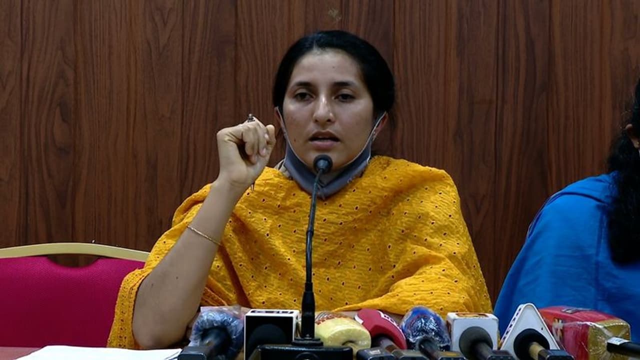 തൃശ്ശൂരിലെ പീഡന പരാതി പുതിയ സംഘം അന്വേഷിക്കും; പരാതിക്കാരിയുടെ മൊഴി വീണ്ടുമെടുക്കും, ആരോപണങ്ങളും അന്വേഷിക്കും തൃശ്ശൂരിലെ പീഡന പരാതി പുതിയ സംഘം അന്വേഷിക്കും; പരാതിക്കാരിയുടെ മൊഴി വീണ്ടുമെടുക്കും, ആരോപണങ്ങളും അന്വേഷിക്കും