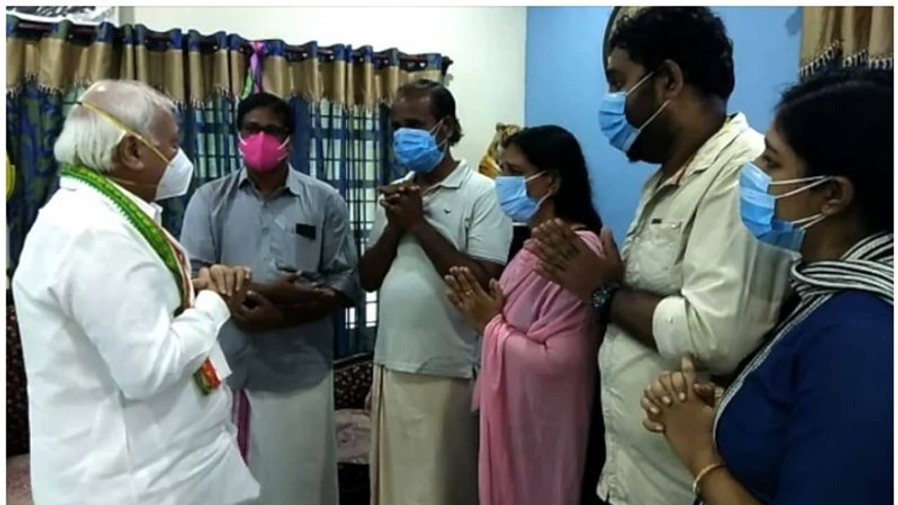 വിസ്മയയുടെ വീട് സന്ദര്ശിച്ച് ഗവർണർ; കേരളത്തിലെ എല്ലാ പെൺകുട്ടികളും എൻ്റെയും മക്കളെന്ന് ആരിഫ് ഖാന് വിസ്മയയുടെ വീട് സന്ദര്ശിച്ച് ഗവർണർ; കേരളത്തിലെ എല്ലാ പെൺകുട്ടികളും എൻ്റെയും മക്കളെന്ന് ആരിഫ് ഖാന്