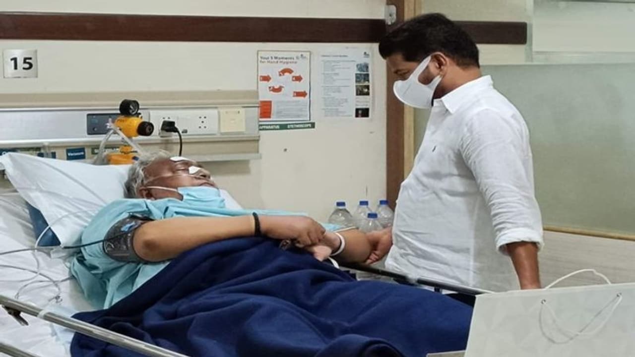 ఆస్పత్రిలో విహెచ్ ను పరామర్శించిన రేవంత్ రెడ్డి: సలహాలిచ్చారని వెల్లడి ఆస్పత్రిలో విహెచ్ ను పరామర్శించిన రేవంత్ రెడ్డి: సలహాలిచ్చారని వెల్లడి