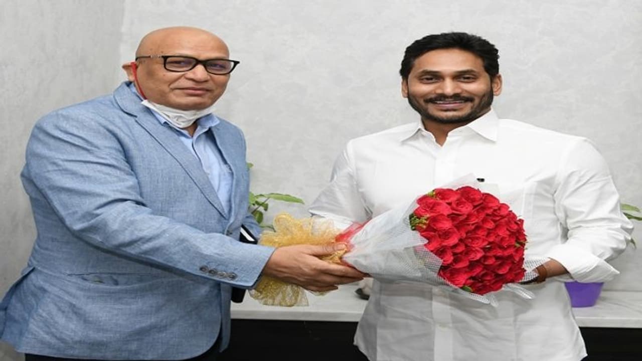 జగన్ ను మర్యాదాపూర్వకంగా కలిసిన ఆదిత్యనాథ్‌ దాస్‌...