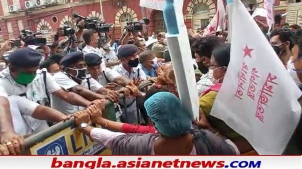 'আরও দেবাঞ্জন লুকিয়ে বাংলায়', ভুয়ো ভ্যাকিসনকাণ্ডে বামেদের বিক্ষোভে উত্তাল পুরসভা চত্বর 'আরও দেবাঞ্জন লুকিয়ে বাংলায়', ভুয়ো ভ্যাকিসনকাণ্ডে বামেদের বিক্ষোভে উত্তাল পুরসভা চত্বর