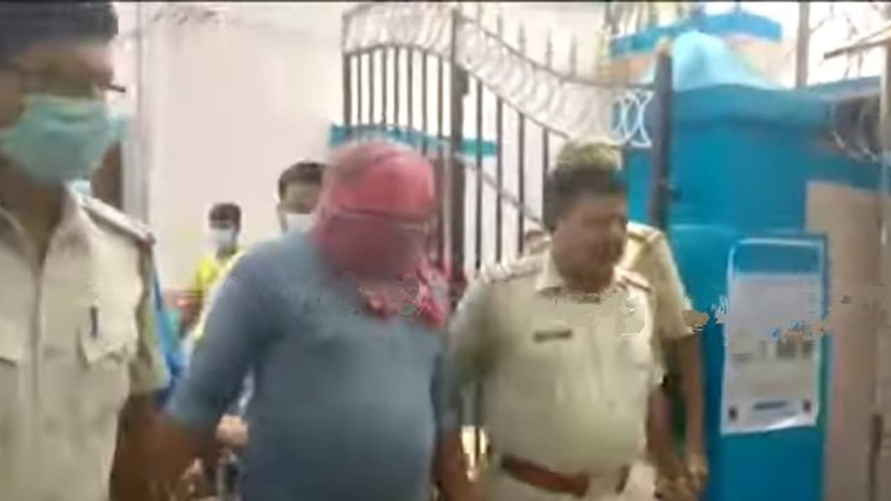 গুলি চালানো শেখাতে গিয়ে ভাড়াটিয়াকে খুন, গ্রেফতার বাড়ি মালিক গুলি চালানো শেখাতে গিয়ে ভাড়াটিয়াকে খুন, গ্রেফতার বাড়ি মালিক