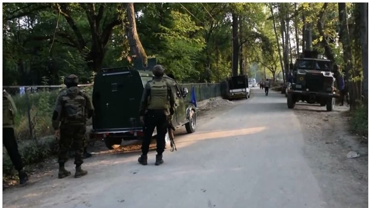 జమ్మూ కాశ్మీర్ లోని పుల్వామాలో ఉగ్రదాడి.. పోలీసు మృతి, సీఆర్పీఎఫ్ జవానుకు గాయాలు జమ్మూ కాశ్మీర్ లోని పుల్వామాలో ఉగ్రదాడి.. పోలీసు మృతి, సీఆర్పీఎఫ్ జవానుకు గాయాలు