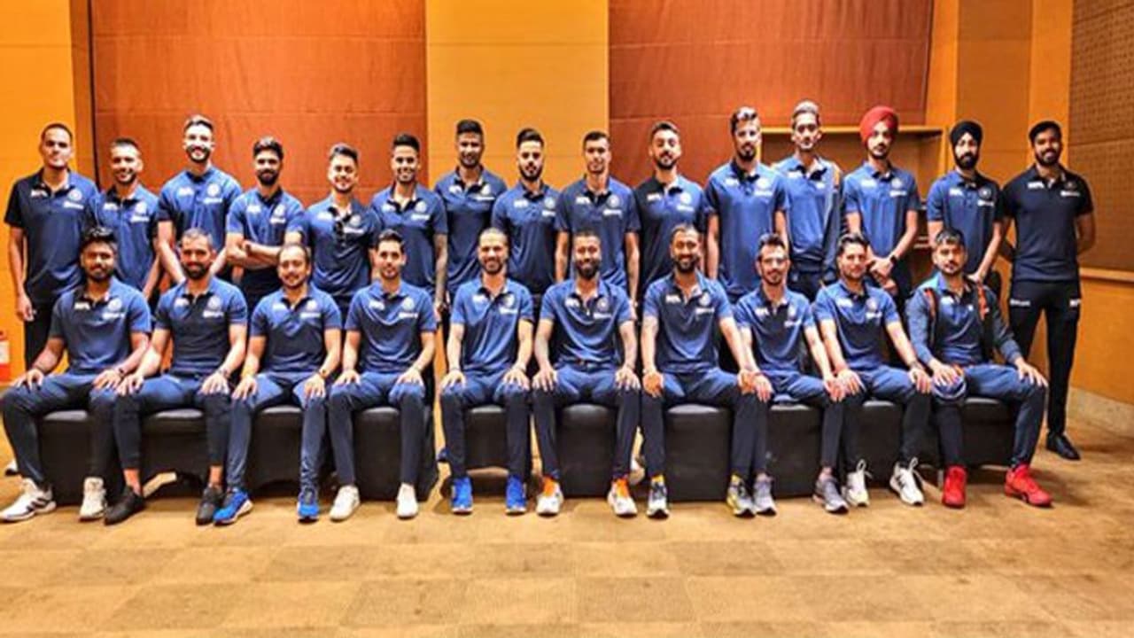 श्रीलंका टूर पर पहुंची टीम इंडिया, हार्दिक पांड्या ने सोशल मीडिया में शेयर की ऐसी फोटो श्रीलंका टूर पर पहुंची टीम इंडिया, हार्दिक पांड्या ने सोशल मीडिया में शेयर की ऐसी फोटो