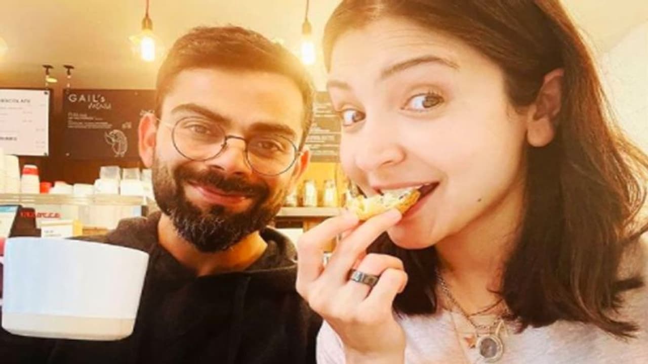 विराट कोहली ने पत्नी के साथ शेयर की फोटो, फैन्स ने किए ऐसे कमेंट विराट कोहली ने पत्नी के साथ शेयर की फोटो, फैन्स ने किए ऐसे कमेंट