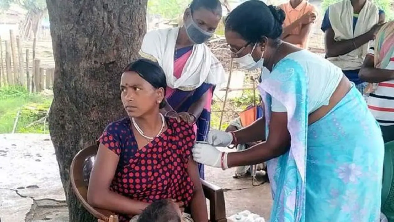 इस गांव के सभी लोगों ने एक साथ लगवाई कोरोना वैक्सीन, कोई बिना टीके का नहीं बचा..पेश की नई मिसाल इस गांव के सभी लोगों ने एक साथ लगवाई कोरोना वैक्सीन, कोई बिना टीके का नहीं बचा..पेश की नई मिसाल