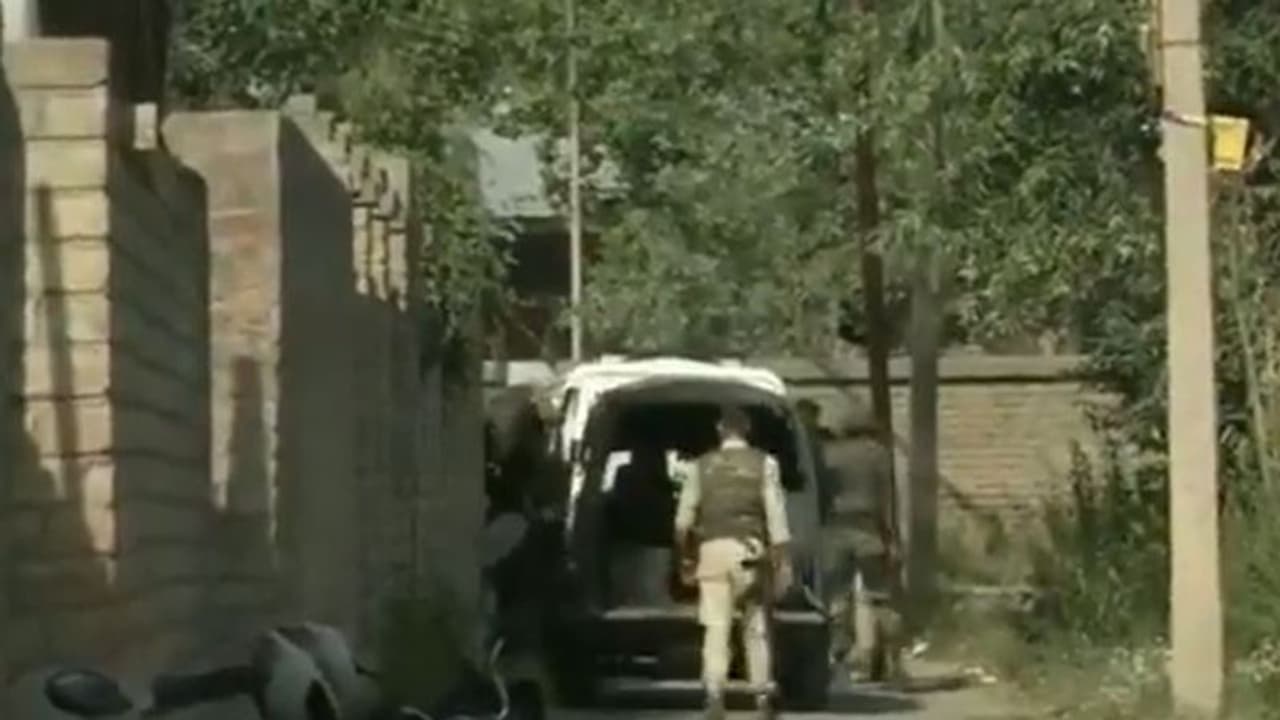 ಶ್ರೀನಗರ ಎನ್‌ಕೌಂಟರ್‌ನಲ್ಲಿ CRPF ಯೋಧರಿಗೆ ಗಾಯ, ಬೆಚ್ಚಿ ಬೀಳಿಸುವ ಗುಂಡಿನ ಚಕಮಕಿ ವಿಡಿಯೋ!