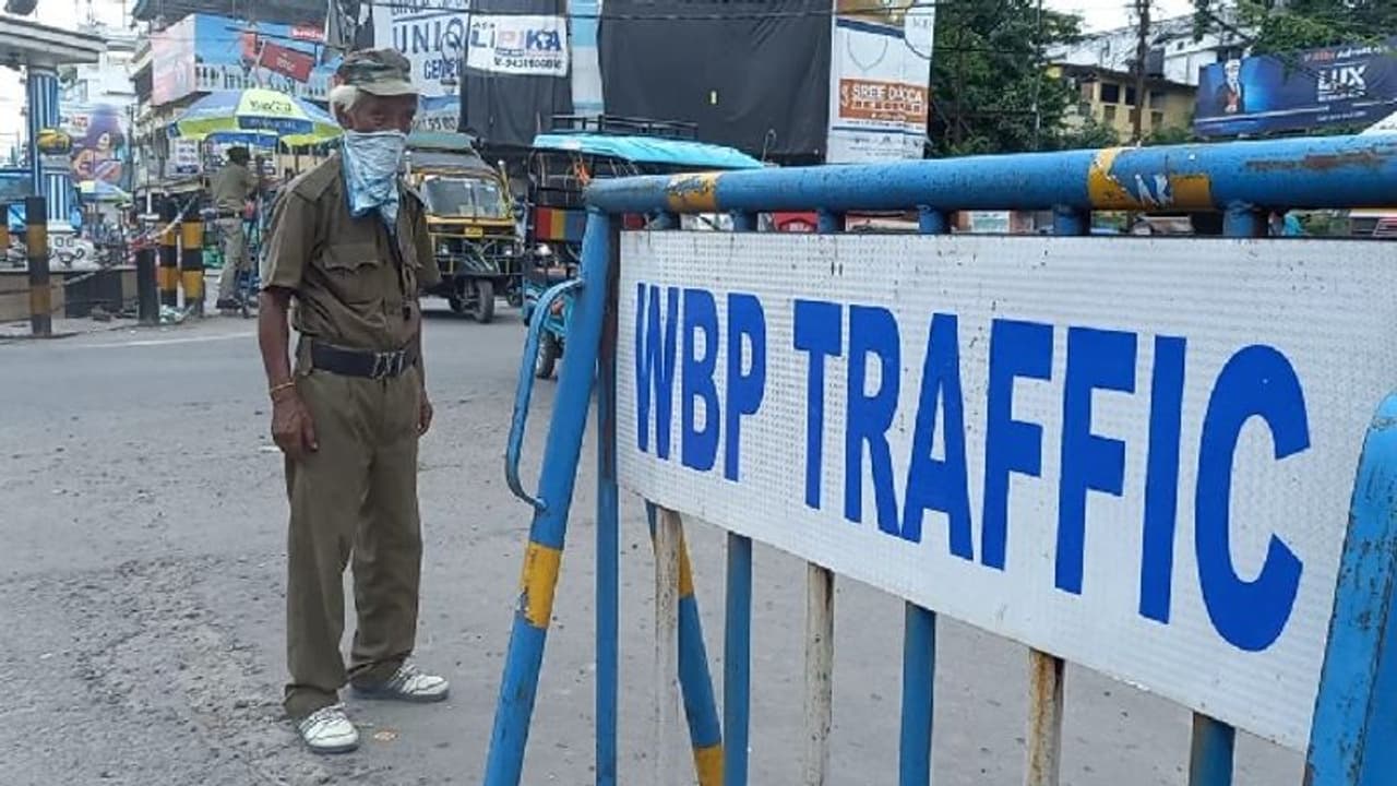 অবসর নেওয়ার পরেও দায়িত্ব সামলাচ্ছেন হাসি মুখে, ট্রাফিক গার্ডদের অনুপ্রেরণা ভীম ছেত্রী অবসর নেওয়ার পরেও দায়িত্ব সামলাচ্ছেন হাসি মুখে, ট্রাফিক গার্ডদের অনুপ্রেরণা ভীম ছেত্রী