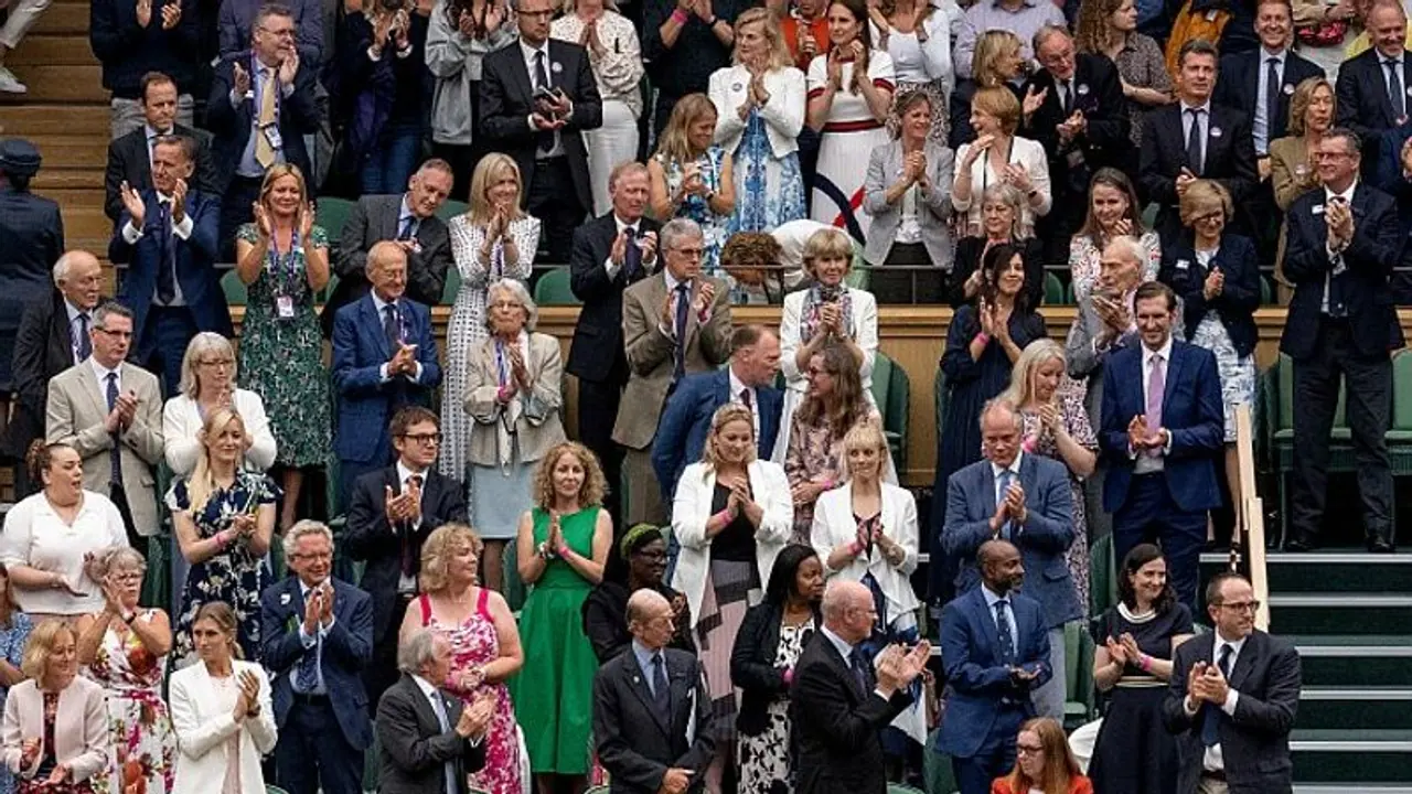 वैक्सीन बनाने वालों का विबंलडन में अनोखे अंदाज में सम्मान, BJP एमपी ने वीडियो शेयर कर विपक्ष को लताड़ा वैक्सीन बनाने वालों का विबंलडन में अनोखे अंदाज में सम्मान, BJP एमपी ने वीडियो शेयर कर विपक्ष को लताड़ा