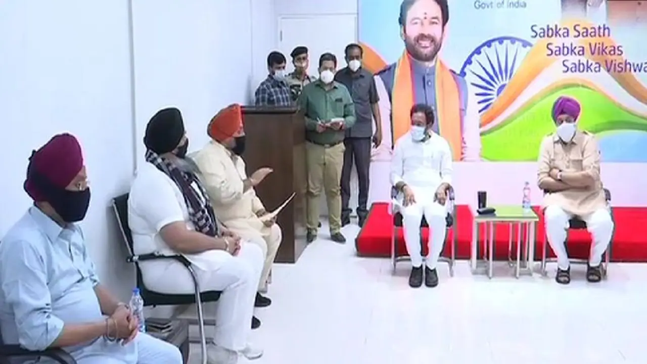 कश्मीर में 'लव जिहाद': सिख लड़की का जबरन कराया धर्मांतरण, 'बंदूक की नोक पर लड़कियों का अपहरण' कश्मीर में 'लव जिहाद': सिख लड़की का जबरन कराया धर्मांतरण, 'बंदूक की नोक पर लड़कियों का अपहरण'