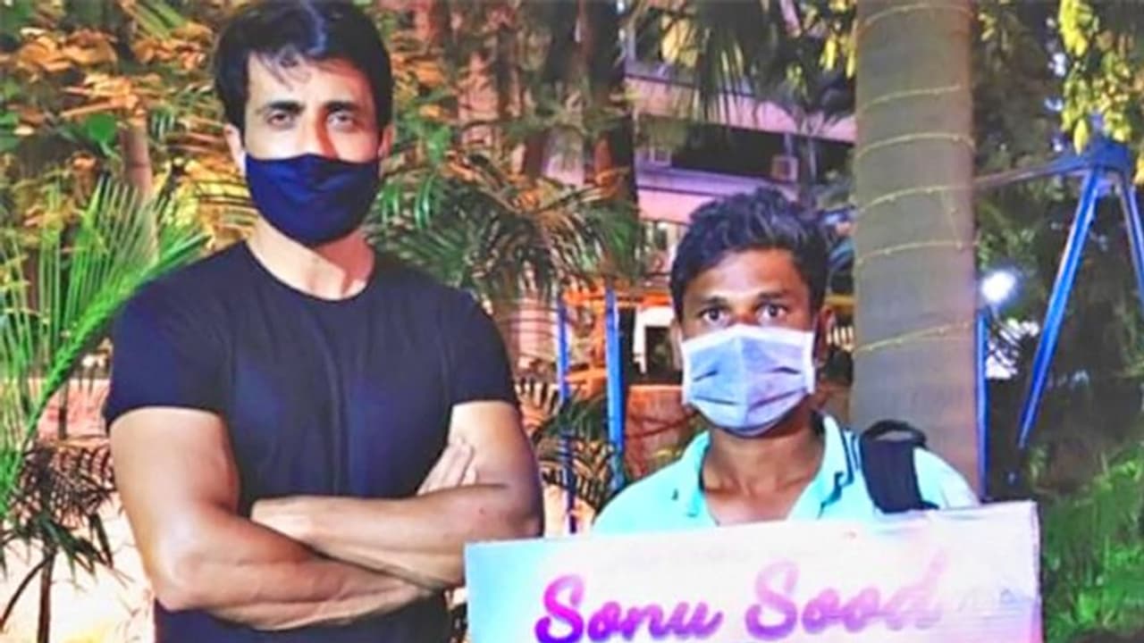 700 किमी पैदल चल सोनू सूद से मिलने मुंबई पहुंचा शख्स, एक्टर ने दे डाली बड़ी सीख 700 किमी पैदल चल सोनू सूद से मिलने मुंबई पहुंचा शख्स, एक्टर ने दे डाली बड़ी सीख