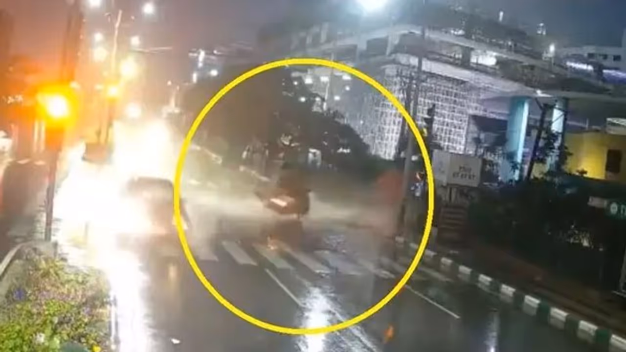 మాదాపూర్ కారు ప్రమాదం: కొడుకుని దాచి.. మరొకరిని పోలీసులకు అప్పగింత, సినీఫక్కిలో తండ్రి స్కెచ్ మాదాపూర్ కారు ప్రమాదం: కొడుకుని దాచి.. మరొకరిని పోలీసులకు అప్పగింత, సినీఫక్కిలో తండ్రి స్కెచ్