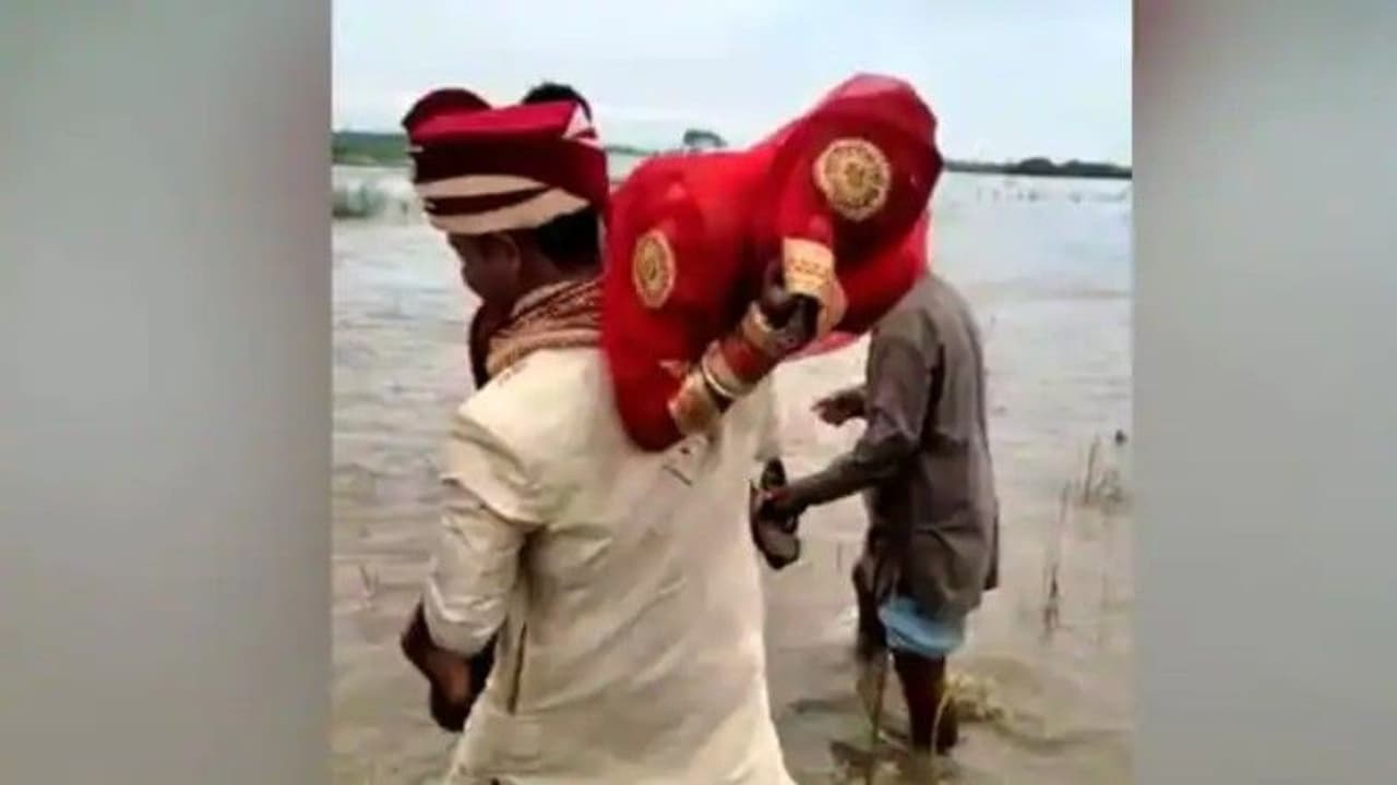 വീഡിയോ: വധുവിനെ തോളിലേറ്റി പുഴ മുറിച്ചുകടക്കുന്ന വരന് വീഡിയോ: വധുവിനെ തോളിലേറ്റി പുഴ മുറിച്ചുകടക്കുന്ന വരന്