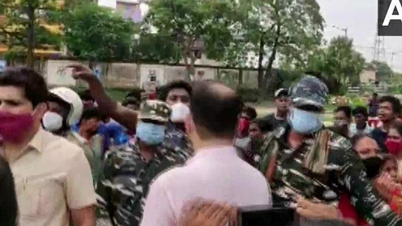 ভোট পরবর্তী হিংসার তদন্ত, যাদবপুরে আক্রান্ত জাতীয় মানবাধিকার কমিশনের দল ভোট পরবর্তী হিংসার তদন্ত, যাদবপুরে আক্রান্ত জাতীয় মানবাধিকার কমিশনের দল