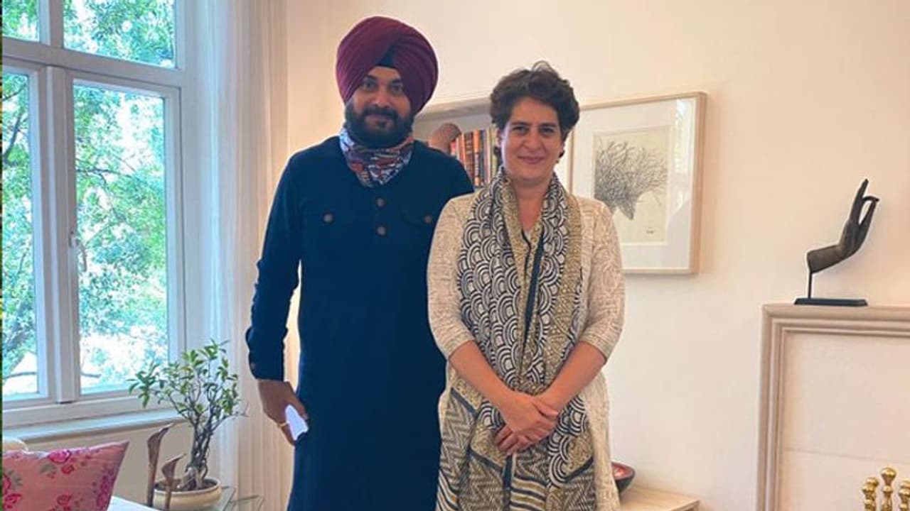 कैप्टन से 'पंगा' लेकर दिल्ली पहुंचे सिद्धू से राहुल गांधी ने मोड़ा मुंह, तब प्रियंका के 'पीछे' खड़े नजर आए