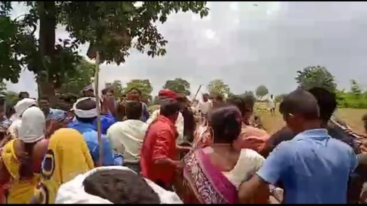 కేటీఆర్ ఇలాకాలో పోడుభూముల చిచ్చు... గిరిజన మహిళలపై కర్రలతో దాడి (వీడియో) కేటీఆర్ ఇలాకాలో పోడుభూముల చిచ్చు... గిరిజన మహిళలపై కర్రలతో దాడి (వీడియో)