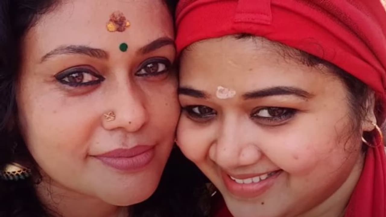 'കുടുംബത്തെ ചേർത്തുപിടിച്ച് മുന്നോട്ട്', ശരണ്യയില്ലാത്ത സ്നേഹസീമയിൽ തനിച്ചായി സീമ 'കുടുംബത്തെ ചേർത്തുപിടിച്ച് മുന്നോട്ട്', ശരണ്യയില്ലാത്ത സ്നേഹസീമയിൽ തനിച്ചായി സീമ