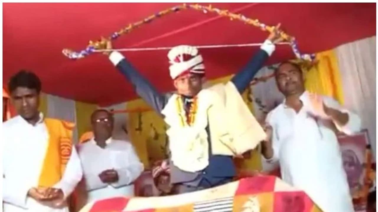 'വില്ലൊടിച്ച് സ്വയംവരം'; ബീഹാറിൽ നിന്നുള്ള വ്യത്യസ്തമായ വിവാഹം വൈറൽ 'വില്ലൊടിച്ച് സ്വയംവരം'; ബീഹാറിൽ നിന്നുള്ള വ്യത്യസ്തമായ വിവാഹം വൈറൽ