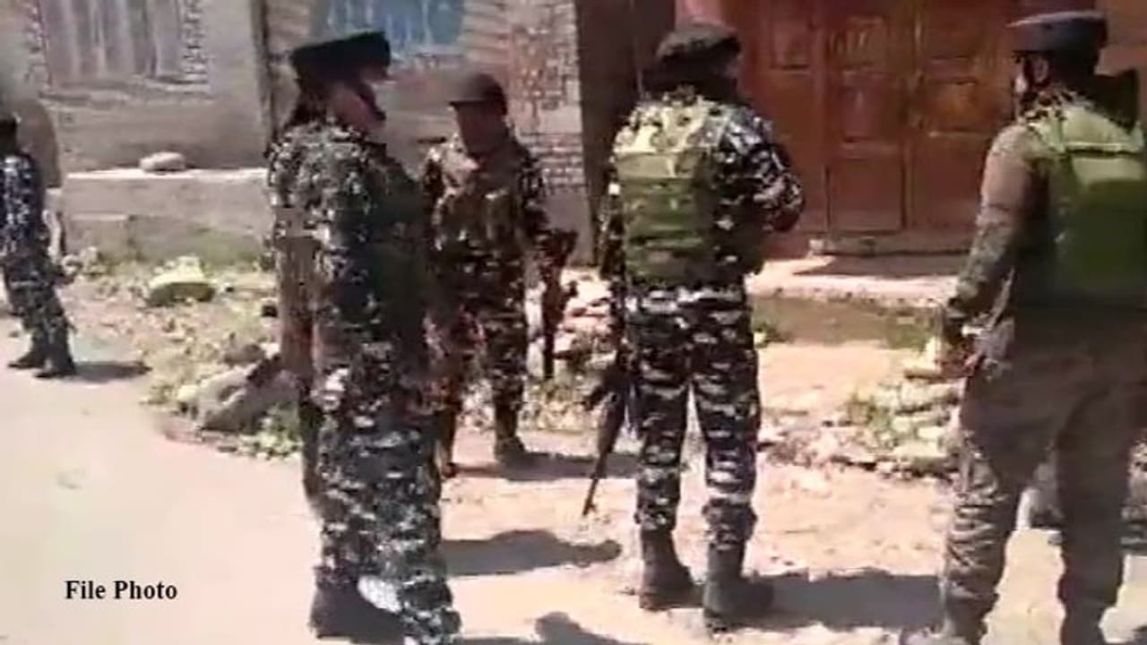 J&K: आतंकवादियों के खिलाफ सुरक्षाबलों की जबर्दस्त कार्रवाई, मुठभेड़ में 3 आतंकी मार गिराए