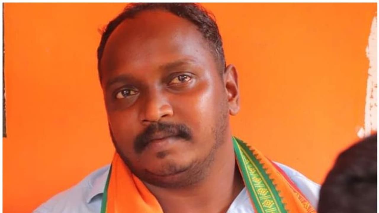 വ്യാജവാറ്റ്; ഒളിവിലായിരുന്ന യുവമോര്ച്ച ജില്ലാ നേതാവ് അറസ്റ്റില് വ്യാജവാറ്റ്; ഒളിവിലായിരുന്ന യുവമോര്ച്ച ജില്ലാ നേതാവ് അറസ്റ്റില്