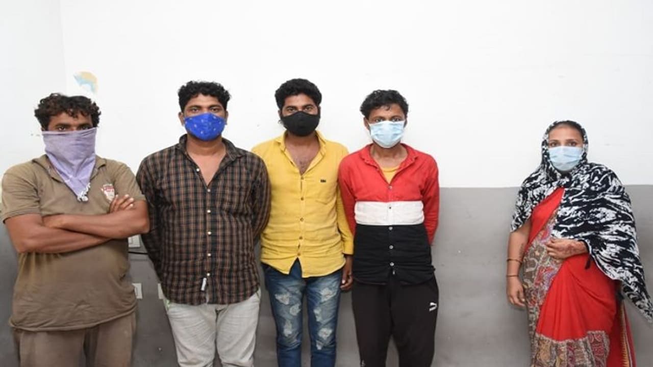 వీడిన మిస్టరీ : సెల్ ఫోన్ కోసం.. స్నేహితుడిని చంపి, కిరోసిన్ పోసి తగలబెట్టి... వీడిన మిస్టరీ : సెల్ ఫోన్ కోసం.. స్నేహితుడిని చంపి, కిరోసిన్ పోసి తగలబెట్టి...