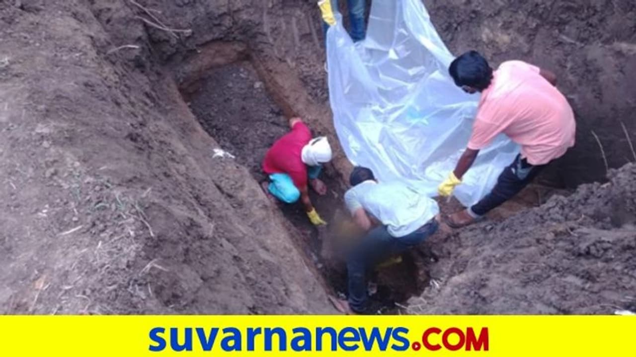 ನಾಪತ್ತೆಯಾಗಿದ್ದ ಒಂದೇ ಕುಟುಂಬದ ಐವರ ಶವ 8 ಅಡಿ ಆಳದ ಗುಂಡಿಯಲ್ಲಿ ಪತ್ತೆ! ನಾಪತ್ತೆಯಾಗಿದ್ದ ಒಂದೇ ಕುಟುಂಬದ ಐವರ ಶವ 8 ಅಡಿ ಆಳದ ಗುಂಡಿಯಲ್ಲಿ ಪತ್ತೆ!