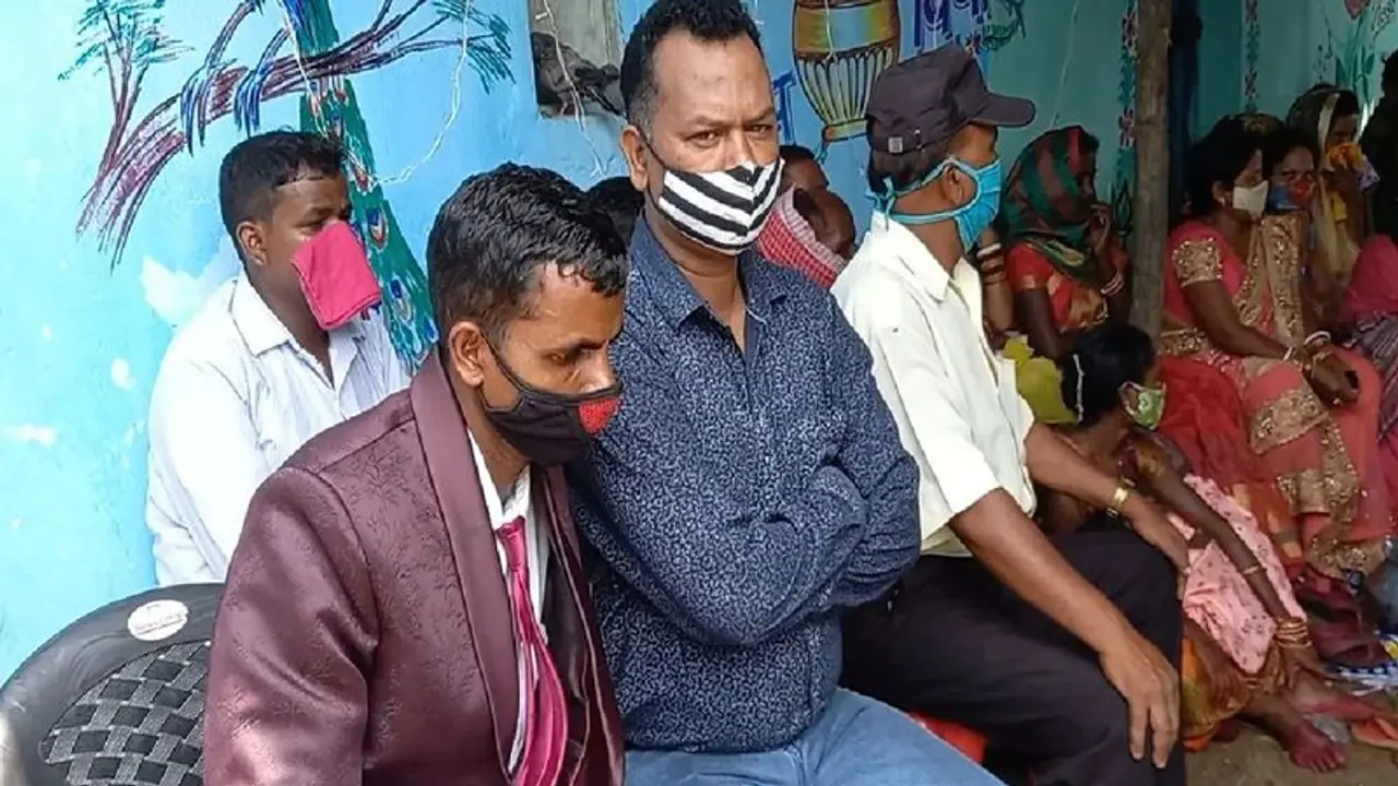 जयमाला हुई..फेरे भी लिए..मांग भरते वक्त दुल्हन ने शादी से किया इंकार..मंडप में ही धरने पर बैठा दूल्हा जयमाला हुई..फेरे भी लिए..मांग भरते वक्त दुल्हन ने शादी से किया इंकार..मंडप में ही धरने पर बैठा दूल्हा