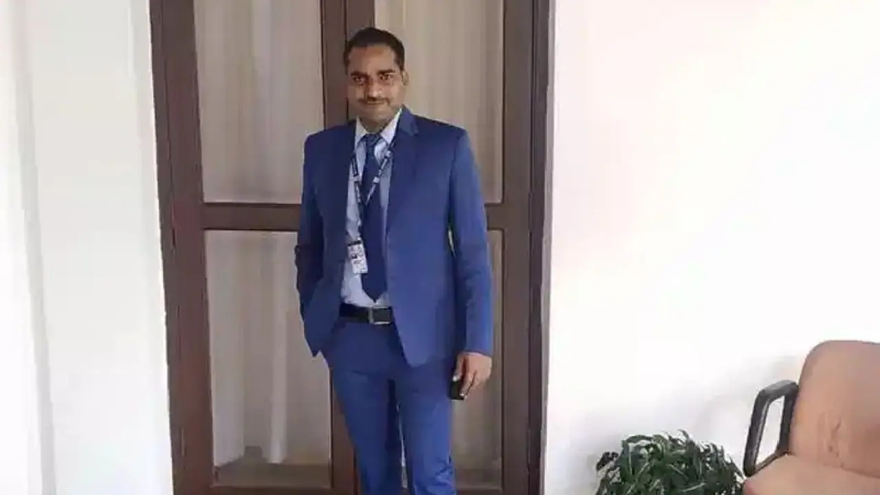 CM शिवराज की सुरक्षा में तैनात कांस्टेबल ने कनपटी पर गोली मारकर किया सुसाइड, जानिए पूरा मामला CM शिवराज की सुरक्षा में तैनात कांस्टेबल ने कनपटी पर गोली मारकर किया सुसाइड, जानिए पूरा मामला