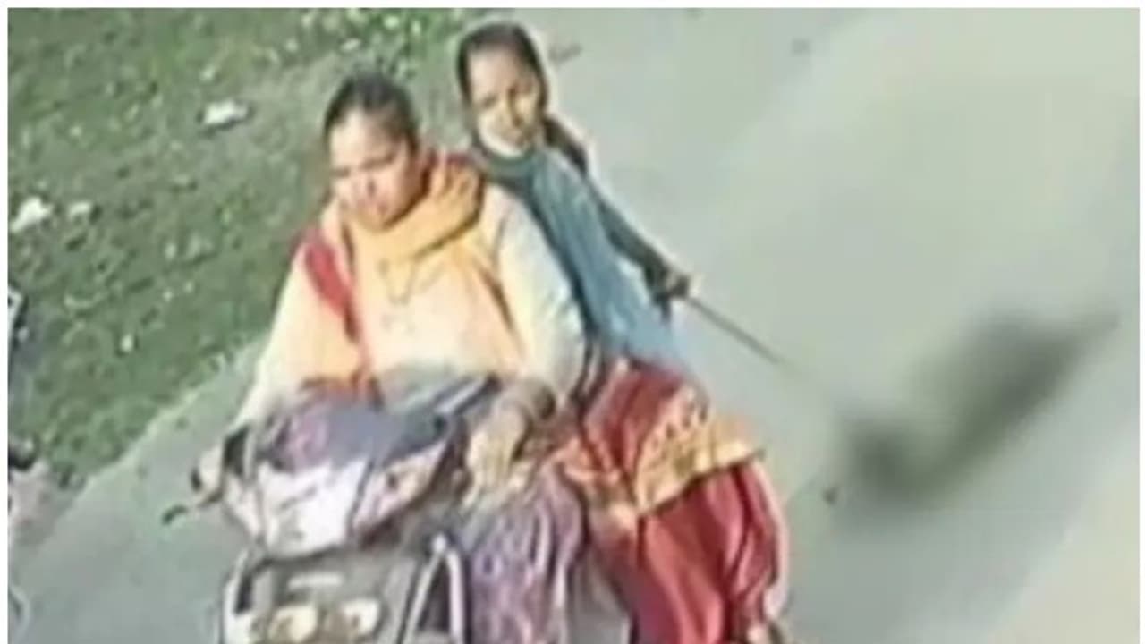 നായയെ സ്കൂട്ടറിന് പിന്നില് കെട്ടിവലിച്ച് യുവതികള്; കേസെടുത്ത് പൊലീസ് നായയെ സ്കൂട്ടറിന് പിന്നില് കെട്ടിവലിച്ച് യുവതികള്; കേസെടുത്ത് പൊലീസ്